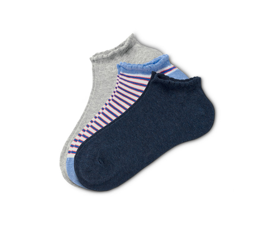 Drei Paar Sneakersocken: grau, blau gestreift und dunkelblau.