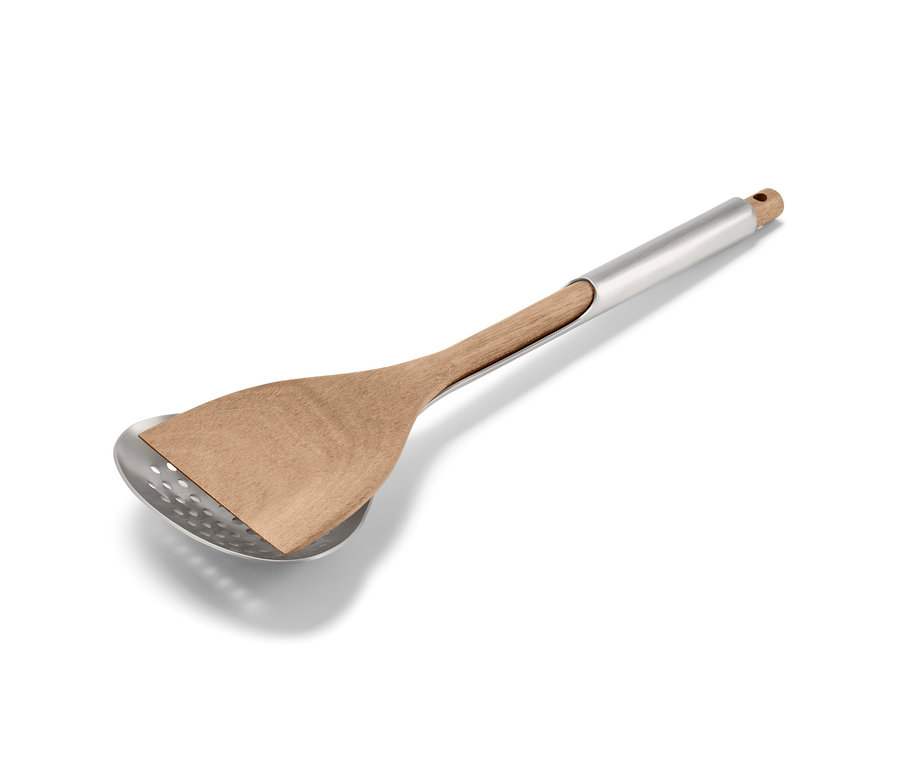 Küchenhelfer-Set: Ein hölzerner Pfannenwender liegt auf einem gelochten Metallschöpflöffel.