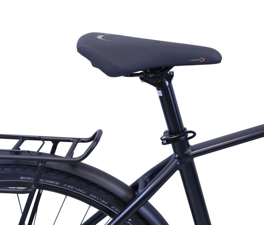 Detailaufnahme eines HAWK Bikes E-Bike Herren »eTrekking Integrated Gent STEPS«, 28 Zoll, 50-cm-Rahmen, mit Fokus auf Sattel, Gepäckträger und Teil des Rahmens.
