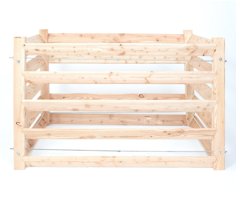 Komposter aus hellem Holz mit horizontalen Lamellen und Metallstangen.