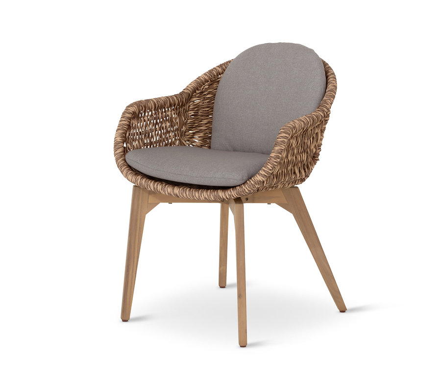 Nahaufnahme eines Premium-Schalenstuhls mit Polyrattangeflecht und grauen Kissen.