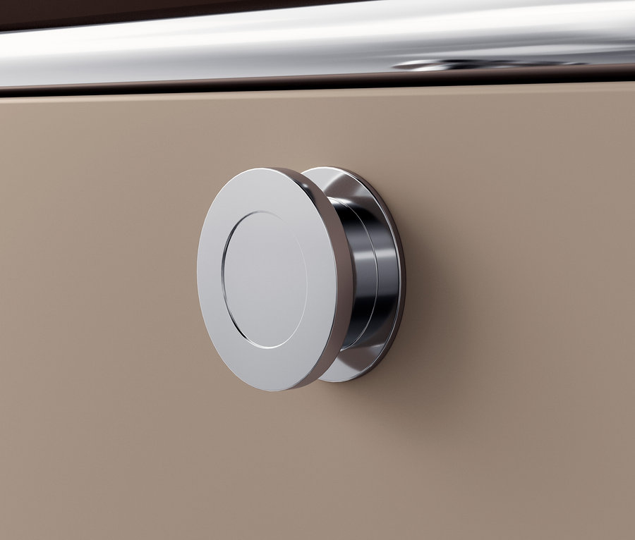 Detailaufnahme einer taupefarbenen Metallkommode »CN3« mit Holzplatte und rundem, silberfarbenem Griff.