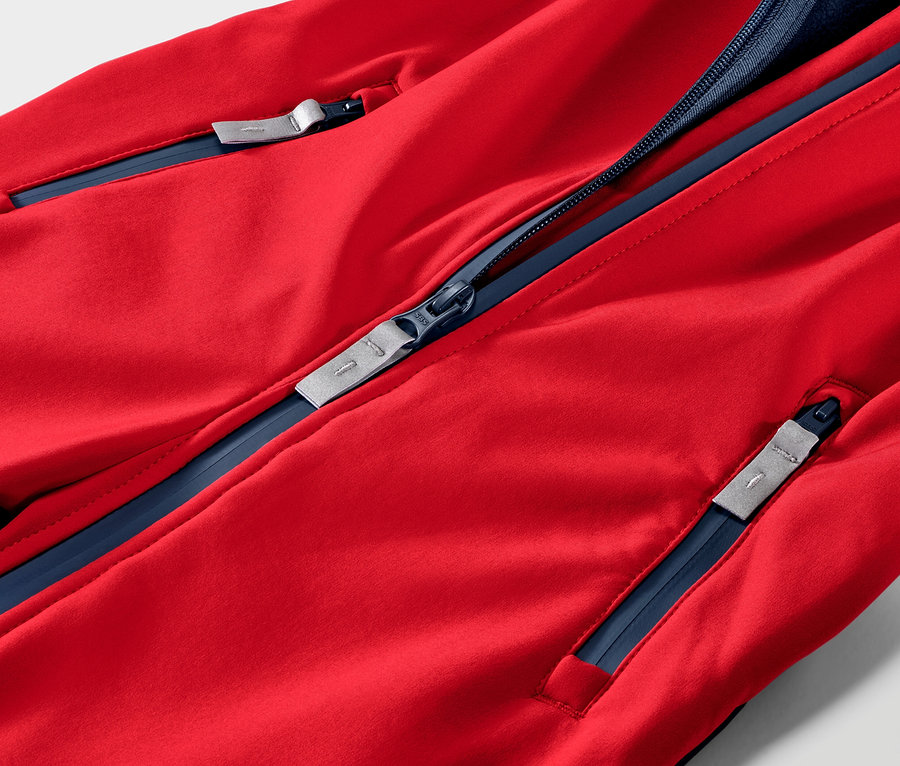 Detailaufnahme eines Kinder-Softshell-Einseiters in Rot und Blau.