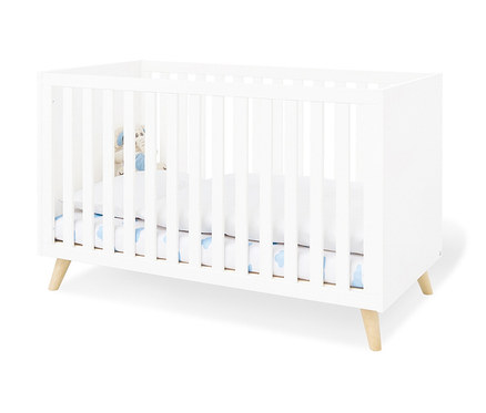 Weißes Pinolino Babybett »Move« mit weißer Unterlage und Elefantenspielzeug.