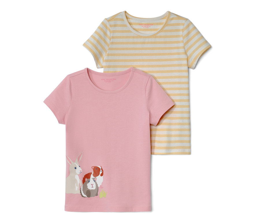 Zwei Kleinkind-T-Shirts: ein rosa T-Shirt mit Tiermotiv und ein gelb-weiß gestreiftes T-Shirt.