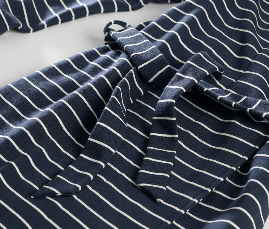 Detailansicht eines blau-weiss gestreiften Morgenmantels.