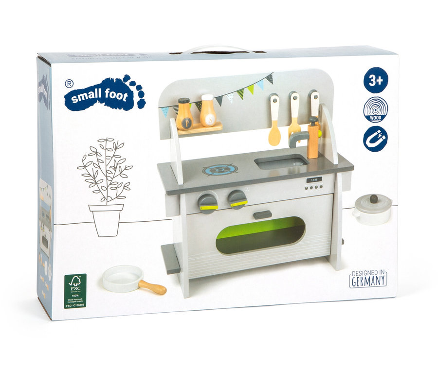 Verpackung der small foot Kinderküche kompakt vor weißem Hintergrund.