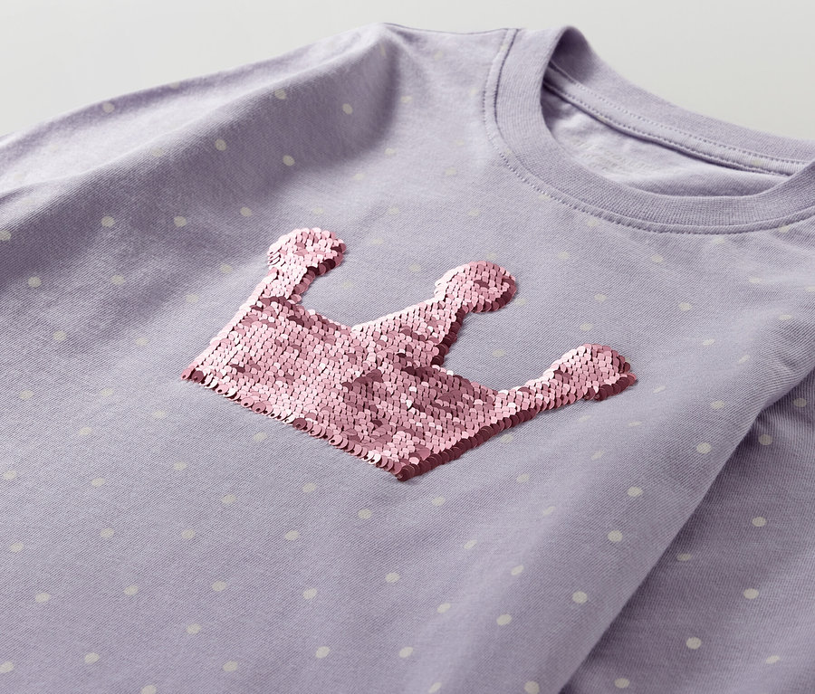 Lila Langarmshirt mit Kronen-Print und weißen Punkten.