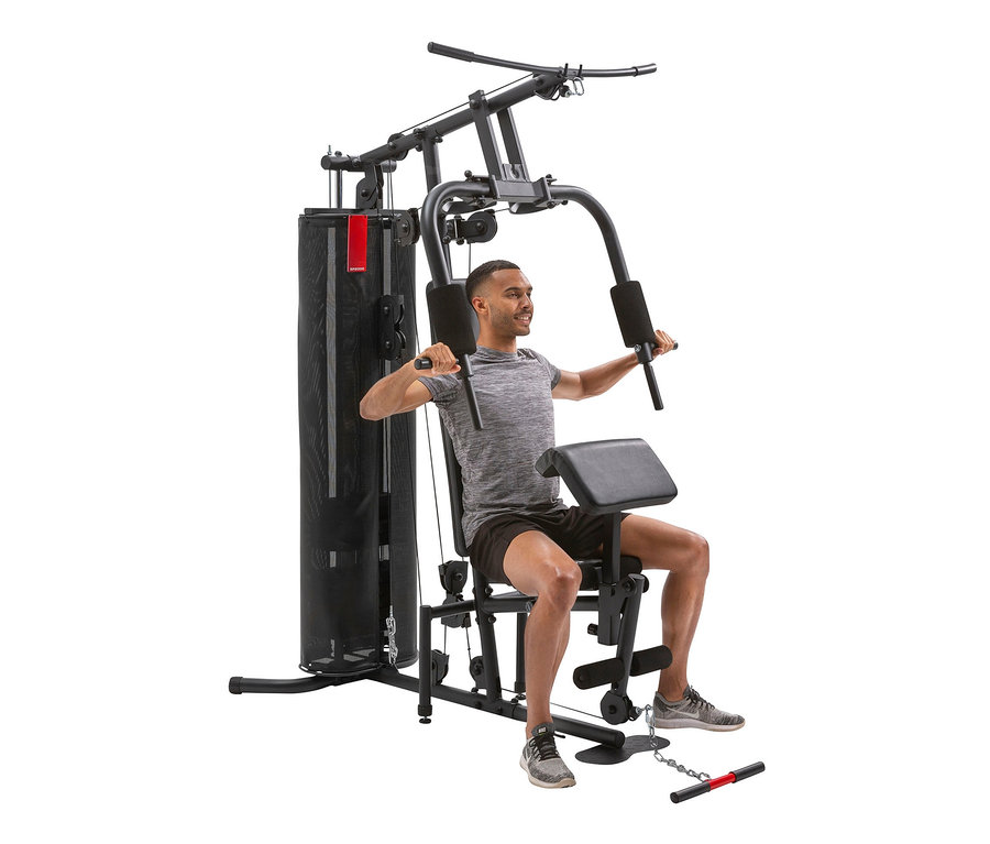 Mann trainiert an Christopeit Kraftstation SP 2000.