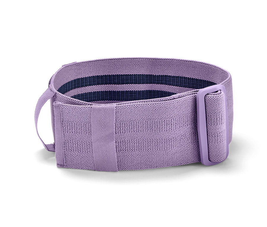 Ein lila verstellbares Fitnessband liegt auf einem weißen Hintergrund.