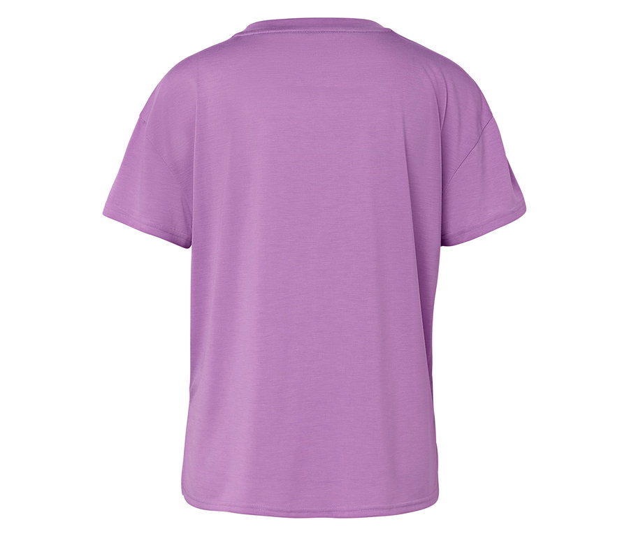 Detailansicht eines lila T-Shirts.