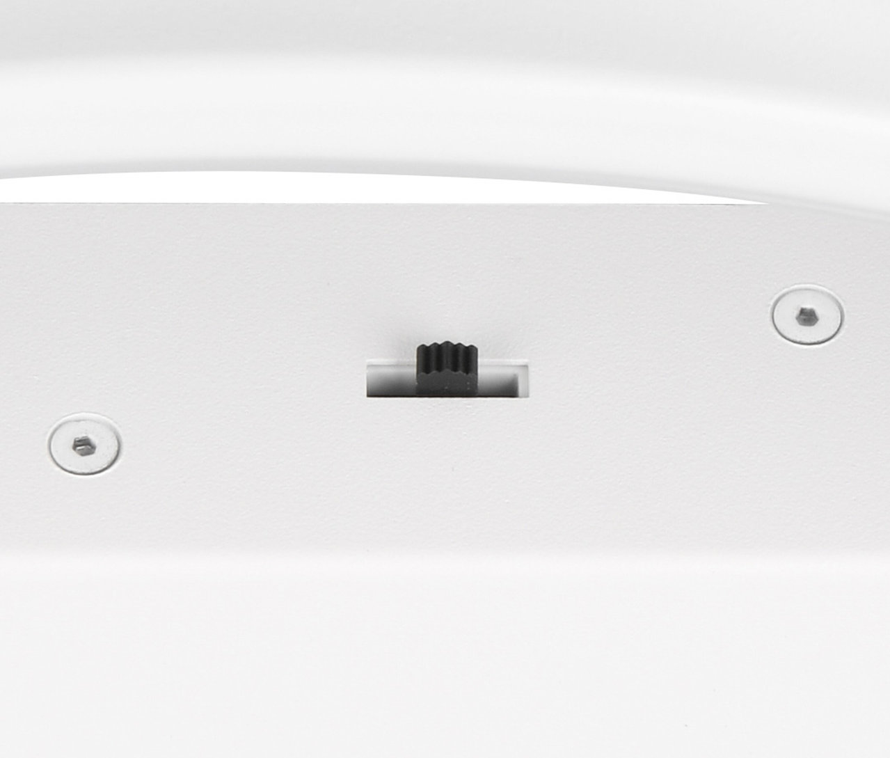 Detailansicht der weißen Trio LED-Deckenleuchte »Darvin« mit Schiebeschalter.