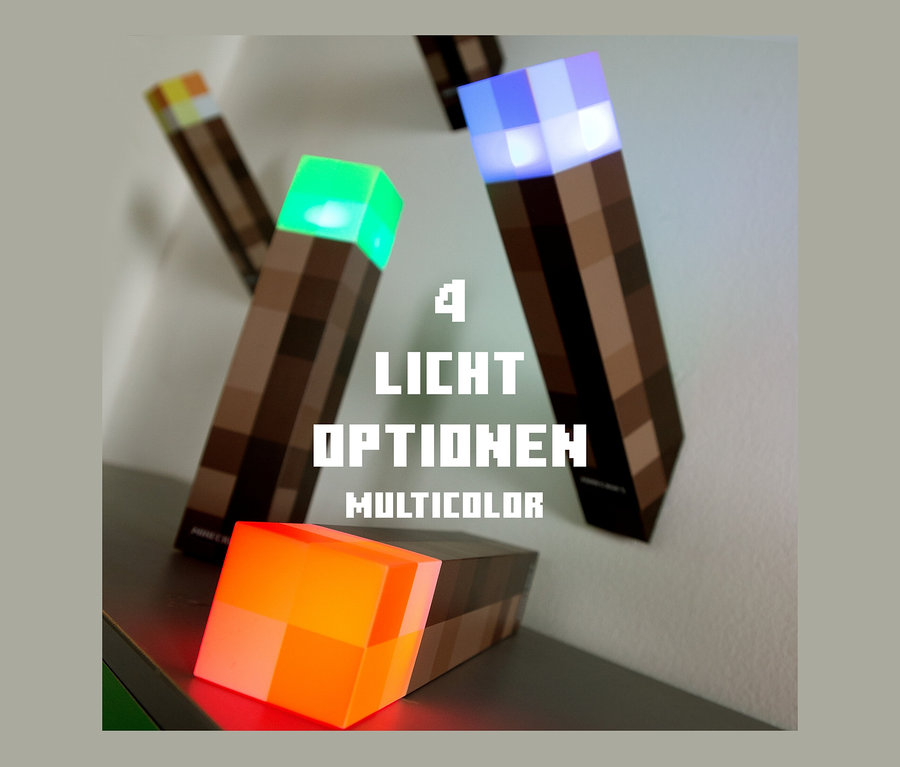 Vier MINECRAFT LED Dekoleuchten, jede mit einer anderen Farbe, an einer Wand.