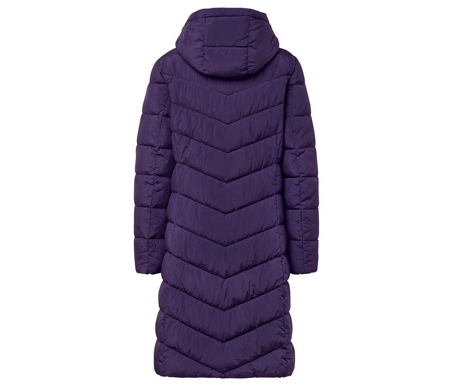 Rückansicht einer langen, lila Daunenjacke mit Kapuze.