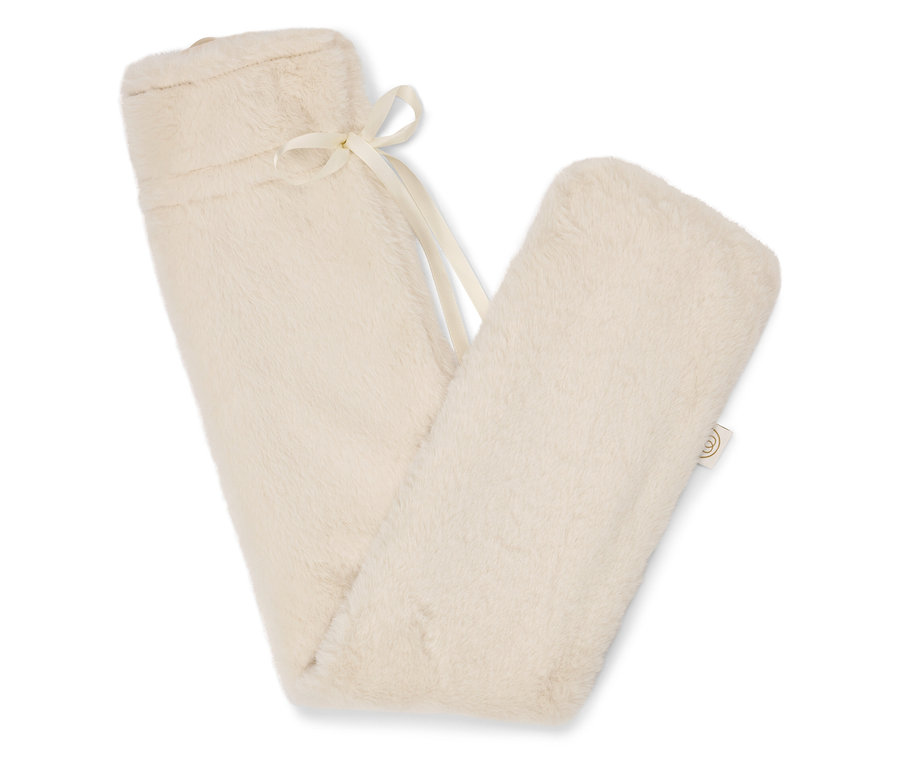 Ein cremefarbener, flauschiger Wärmflaschenbezug mit cremefarbenem Band.