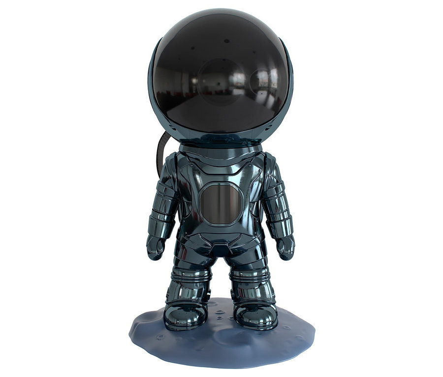 Astronaut in einem glänzend blaugrauen Raumanzug steht auf einem grauen Sockel.