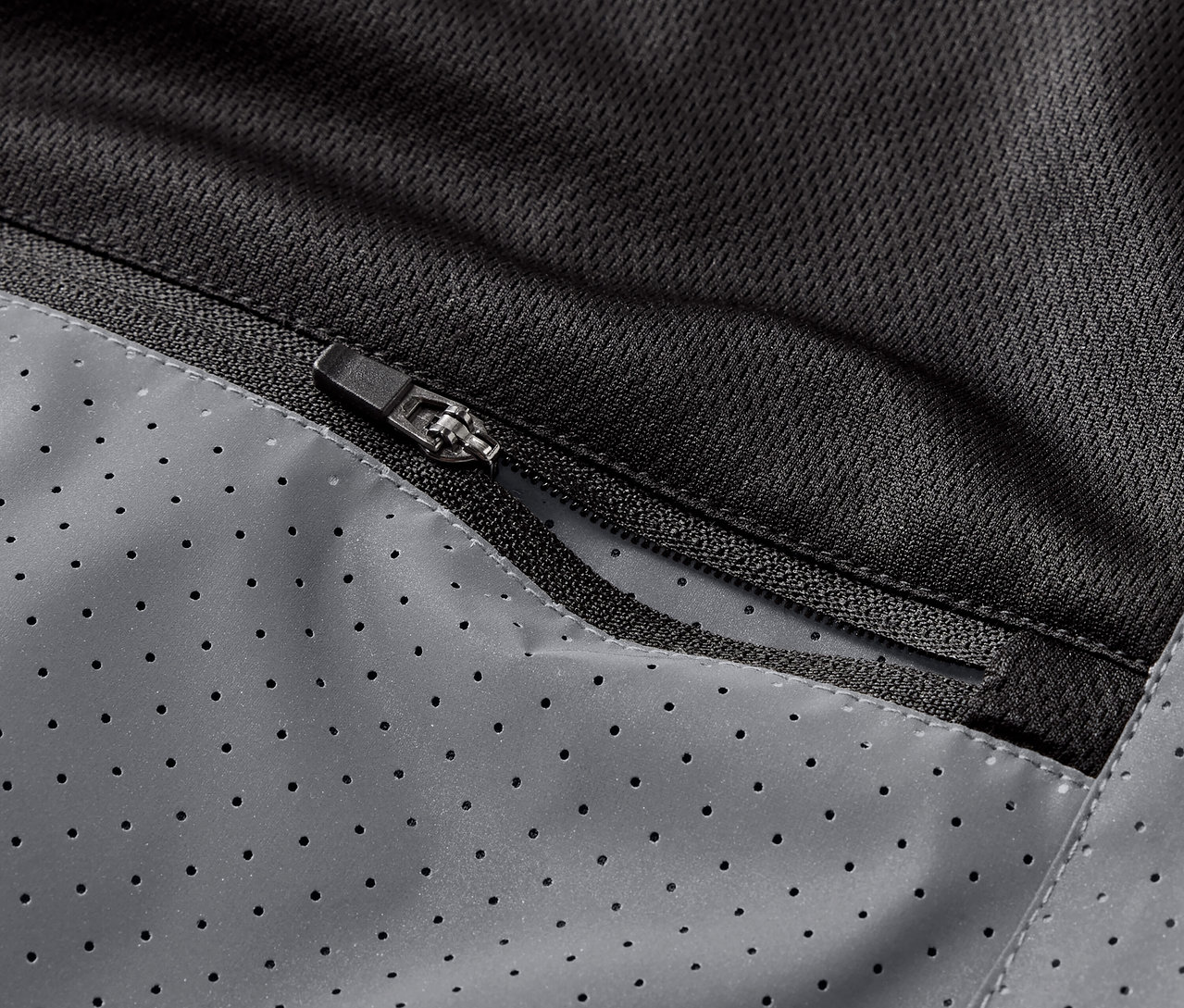 Detailaufnahme einer Reissverschlusstasche einer reflektierenden Laufweste.