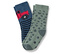 Zwei Kindersocken: eine blaue Socke mit rotem Lastwagen und schwarz-blauen Streifen, die andere grün mit dunkelgrünen Flecken.