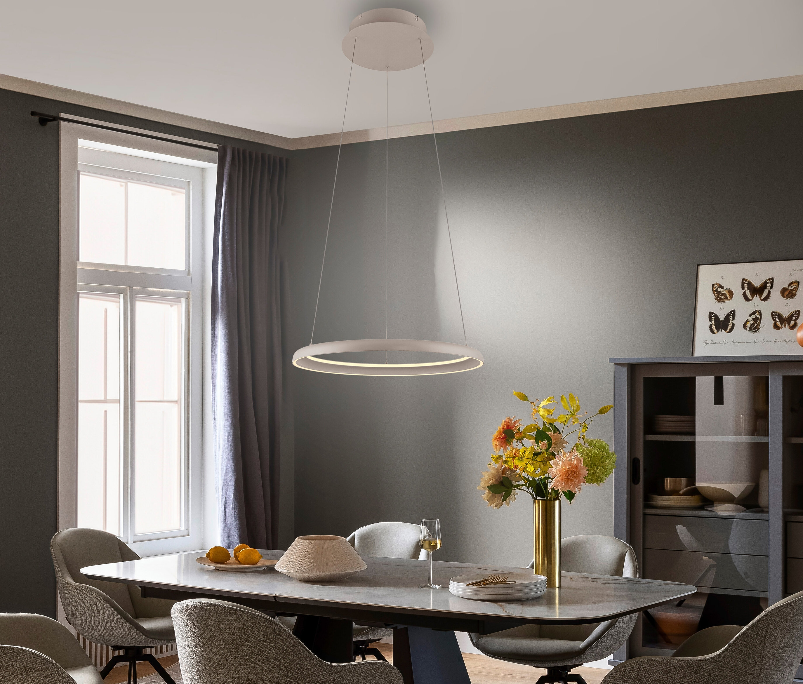 Esstisch mit sechs Stühlen unter einer SCHÖNER WOHNEN-Kollektion Pendelleuchte »Quillo« in Schwarz.