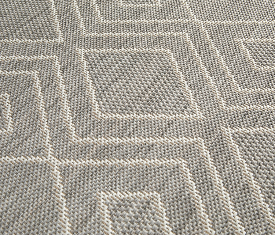 Detailaufnahme eines grauen, faltbaren Outdoor-Teppichs "Diamond Rhythm".