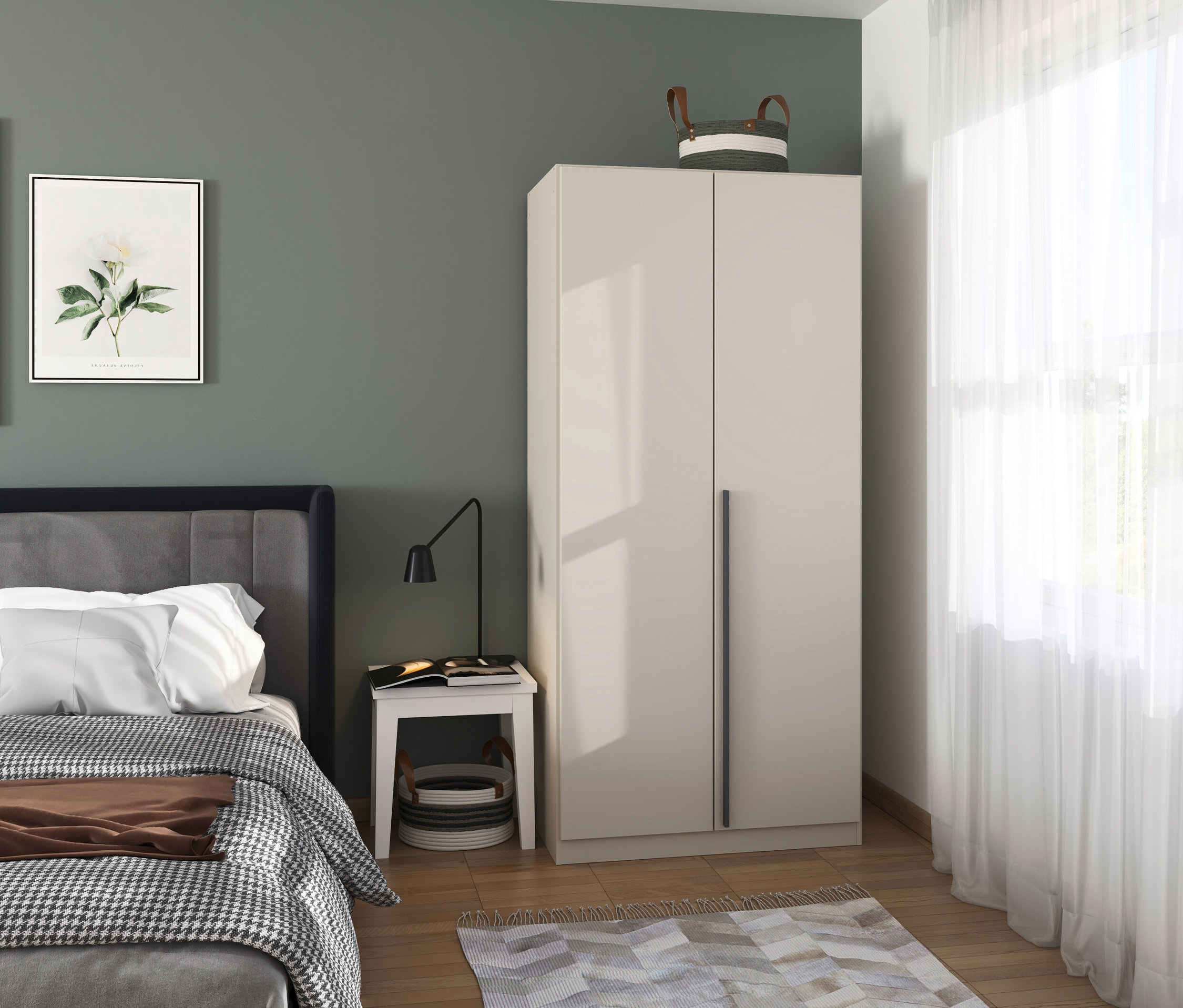 Schlafzimmer mit Bett, Nachttisch und zweitürigem Kleiderschrank.