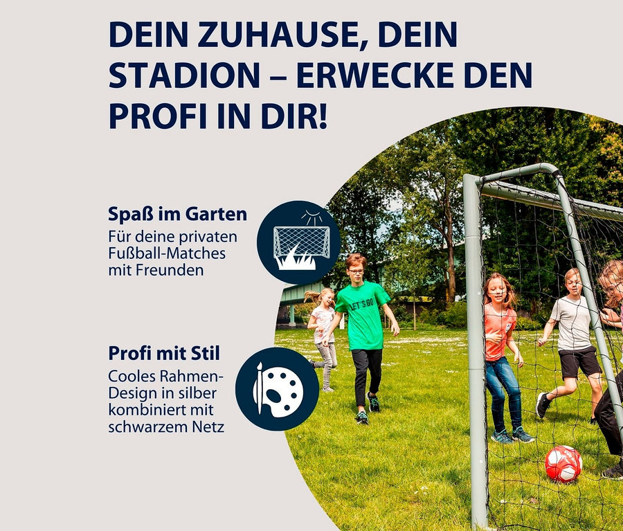 Eine Gruppe Kinder spielt mit einem HUDORA Fußballtor »Expert 240« auf einer Wiese Fußball. Ein rot-weißer Fußball liegt am Boden.