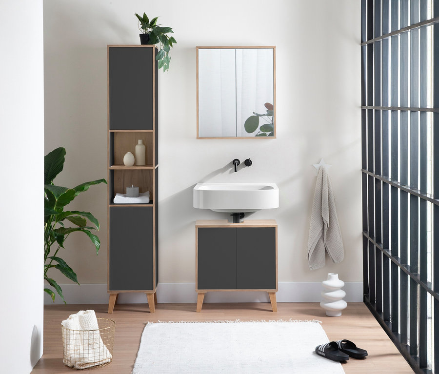 Im Badezimmer steht ein grauer Roba Spiegelschrank »Morena« mit 2 Türen und Spiegel neben einem Waschbecken.