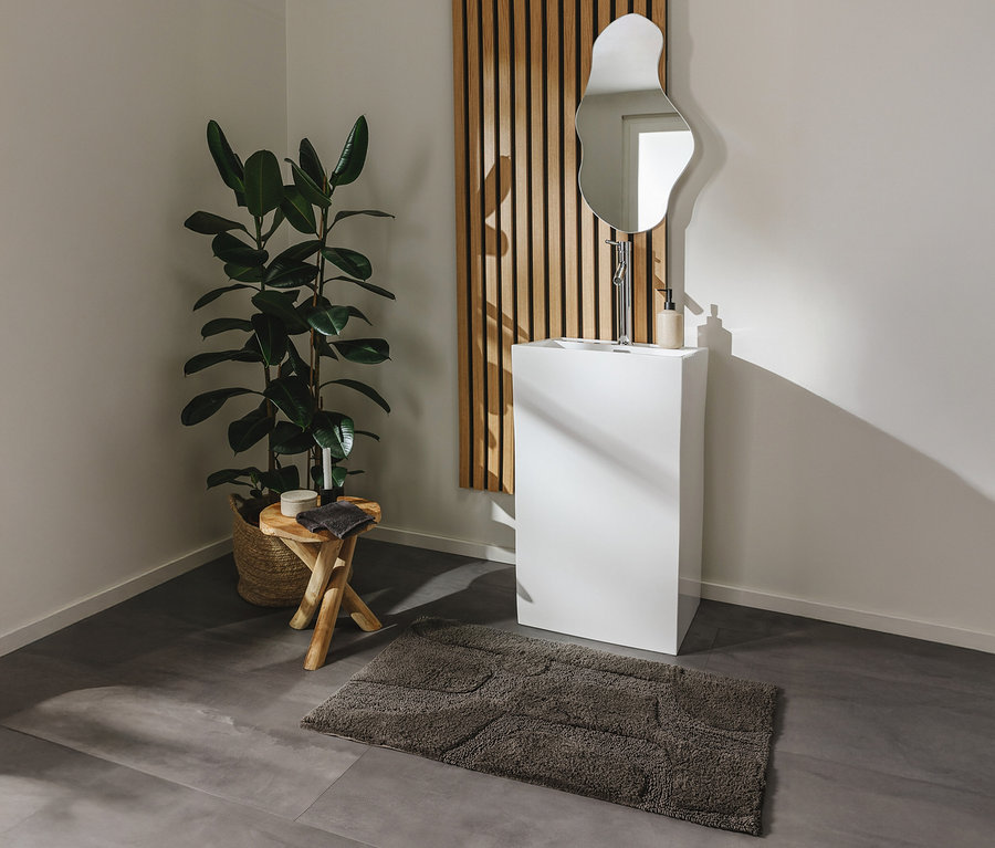 Ein Badezimmer mit einem Waschbecken, einem Spiegel und einer grauen Badematte »Nehir« von benuta in verschiedenen Größen.