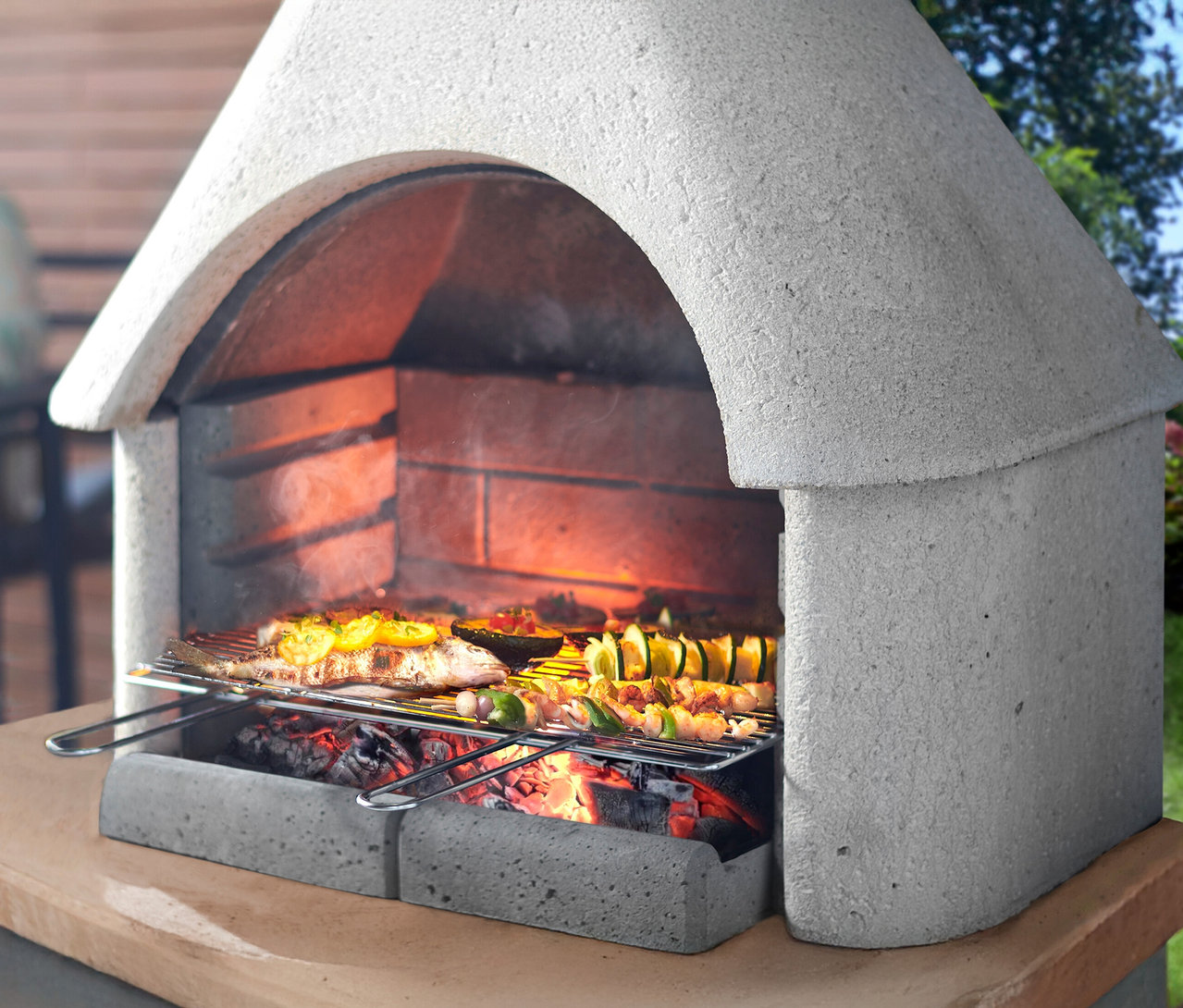 Fisch und Gemüsespieße werden auf einem Grill im Buschbeck Gartengrillkamin »Bozen« zubereitet.