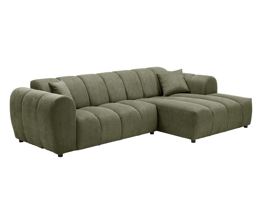 Ein olivgrünes modulares Sofa mit Récamiere und zwei losen Kissen.