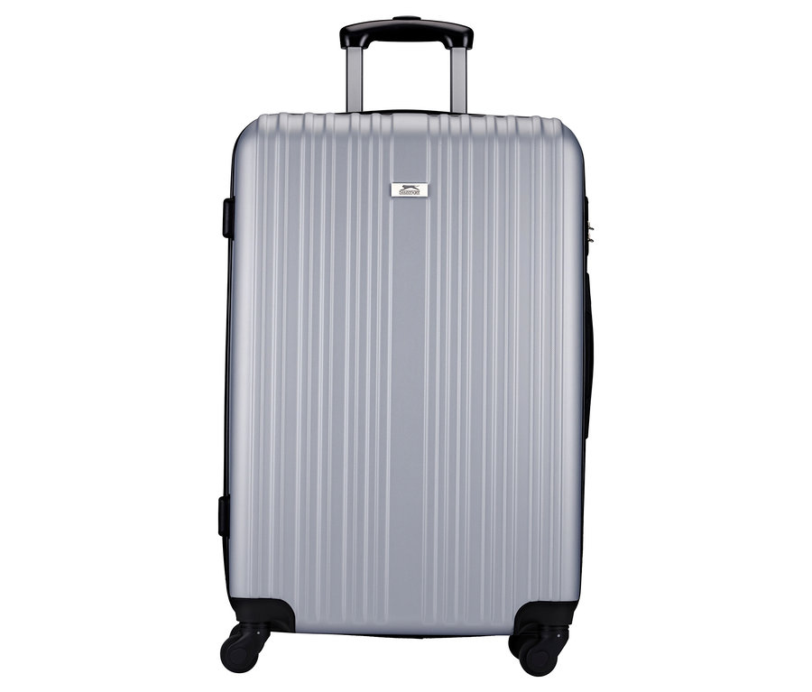 Silberner Rollkoffer mit Teleskopgriff und vier Rädern.