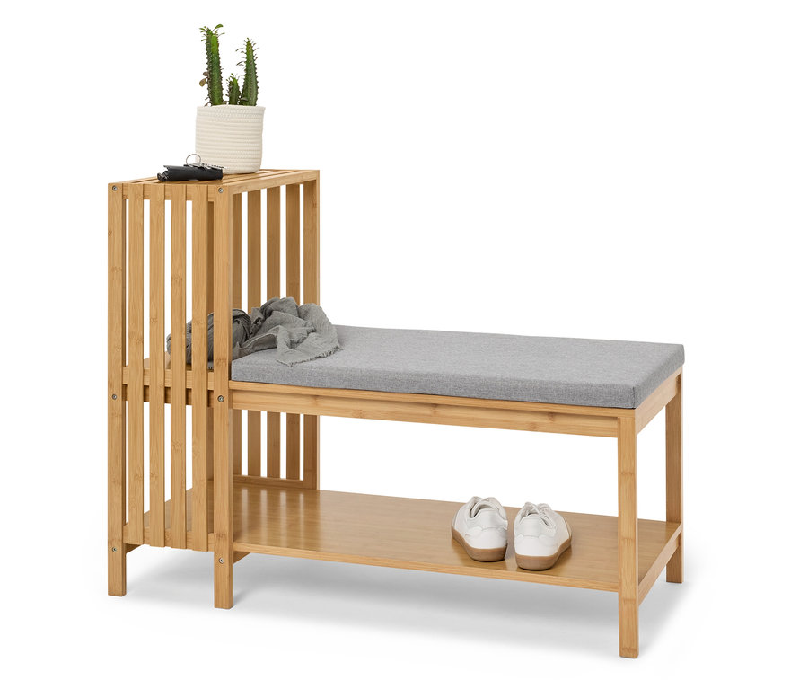 Ein Bambus-Schuhregal mit Bank und gepolsterter Sitzfläche, darauf eine Pflanze, ein Schlüsselanhänger und ein Schal.