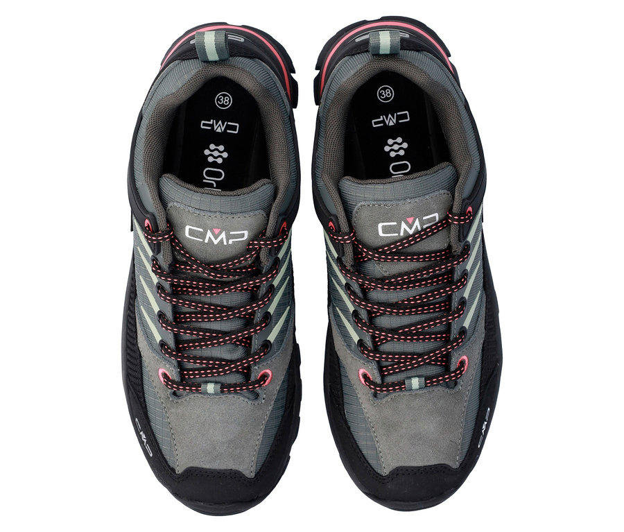 Draufsicht auf ein Paar graue CMP-Wanderschuhe mit schwarz-roten Schnürsenkeln.
