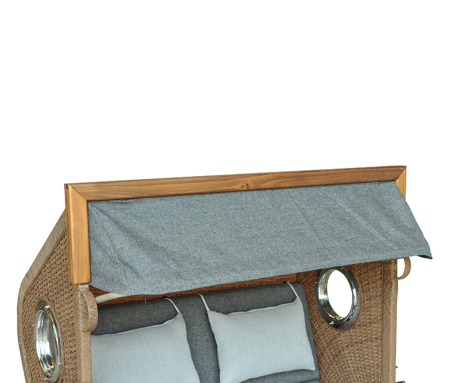 Detailansicht eines DeVries Strandkorbs, Akazie, XL mit grauen Kissen und Bullauge.