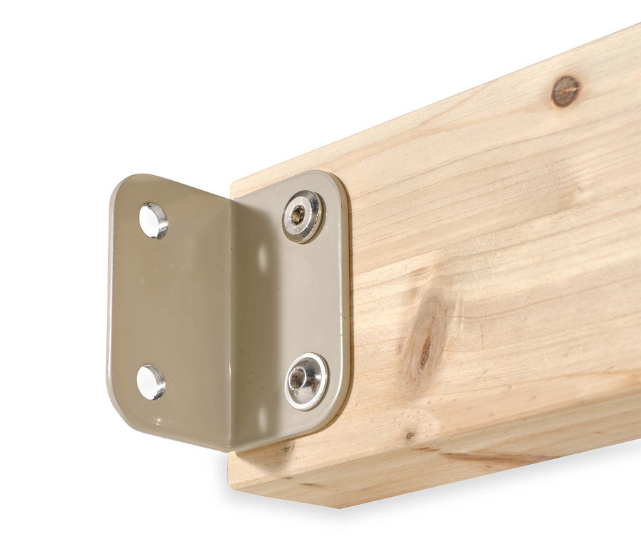 Ein hellbrauner Holzbalken ist mit einem L-förmigen, beigen Metallwinkel und zwei Schrauben befestigt.