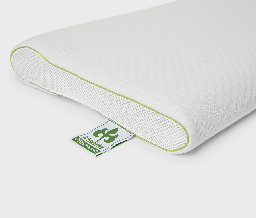 Nahaufnahme eines weißen Kissens mit grünen Akzenten und einem Etikett mit der Aufschrift "irisette GREENLINE".