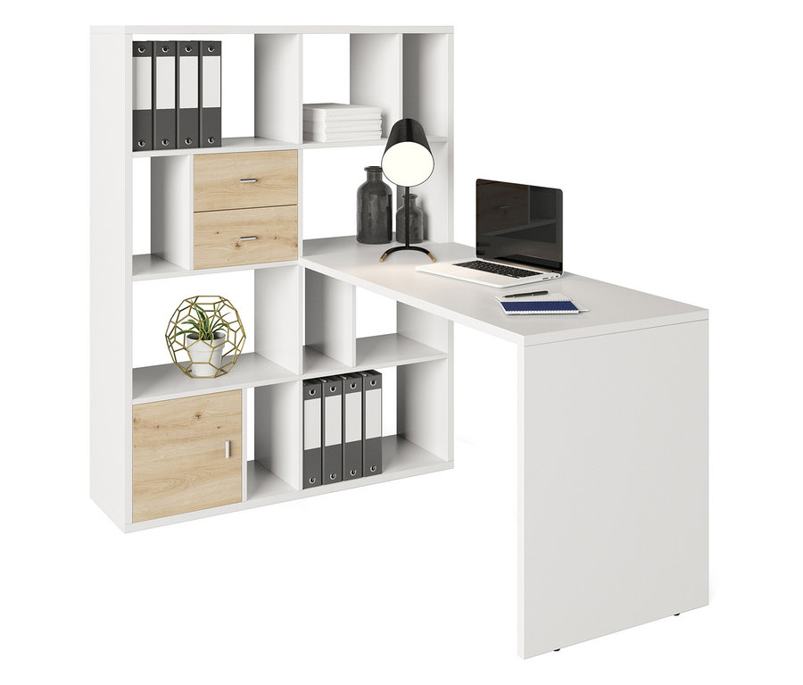 Weißer Schreibtisch mit Regalaufsatz, darauf Laptop, Lampe und Deko.