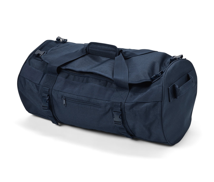 Eine marineblaue Reisetasche und ein Rucksack liegen auf einer weißen Oberfläche.