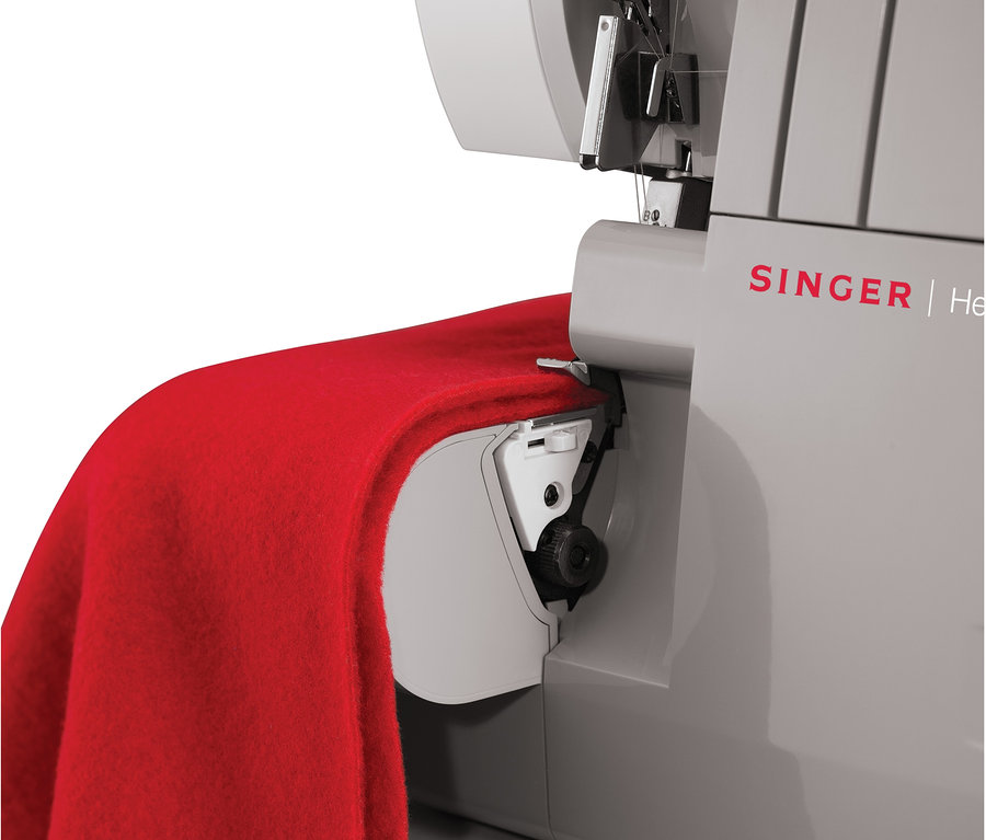 Detailansicht einer SINGER® Overlock-Nähmaschine »Heavy Duty 14HD854« mit rotem Stoff.