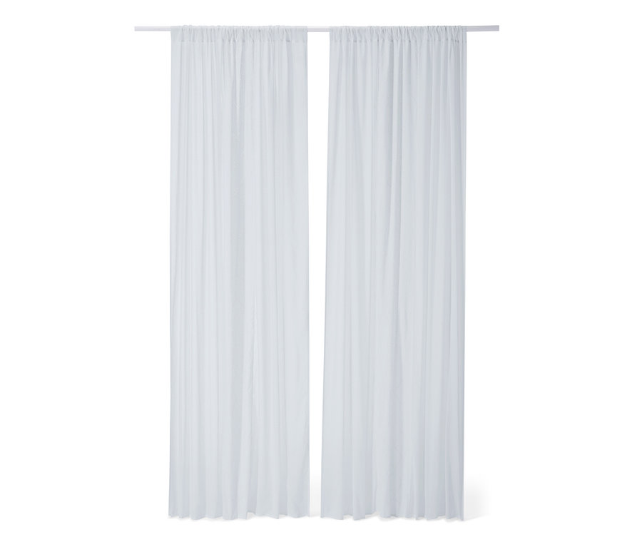 Zwei weiße Vorhänge mit Lochstickerei hängen nebeneinander.