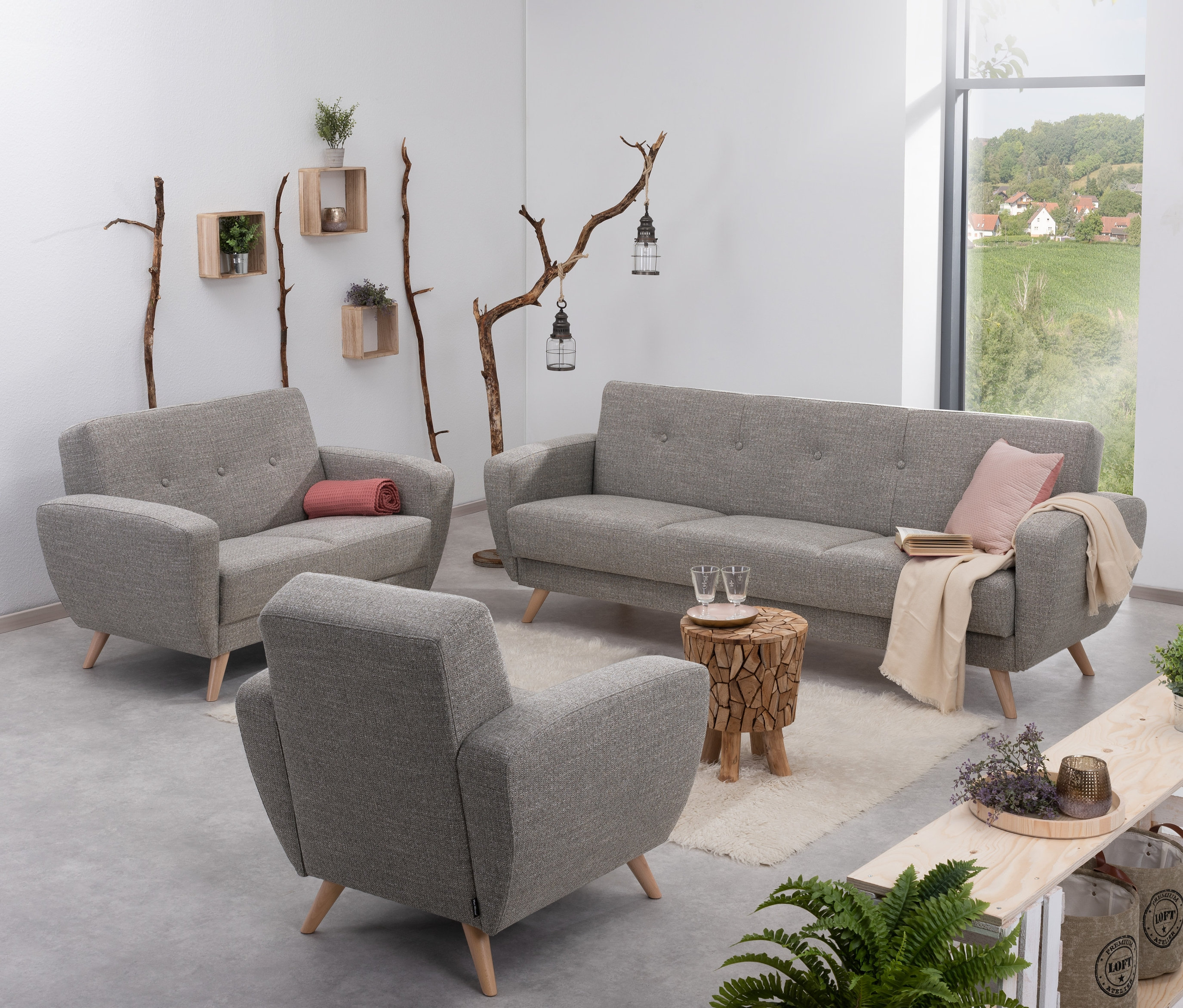 Wohnzimmer mit grau meliertem 3-Sitzer-Schlafsofa »Justus«, grau meliertem 2-Sitzer-Sofa »Justus« von Max-Winzer® und grau meliertem Sessel »Justus« von Max-Winzer®.
