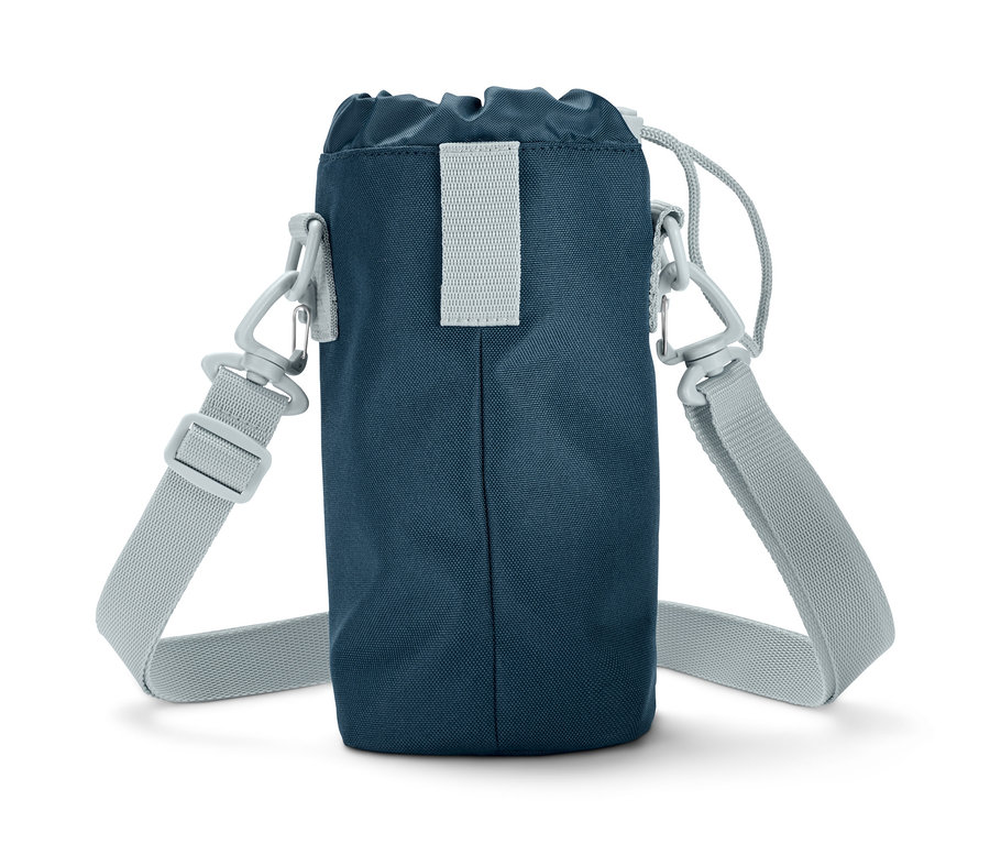 Eine blaue Flaschen-Umhängetasche.