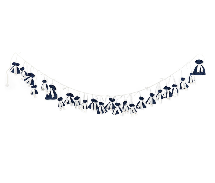 Adventskalender mit 24 blauen Säckchen, die an einer weißen Schnur hängen.