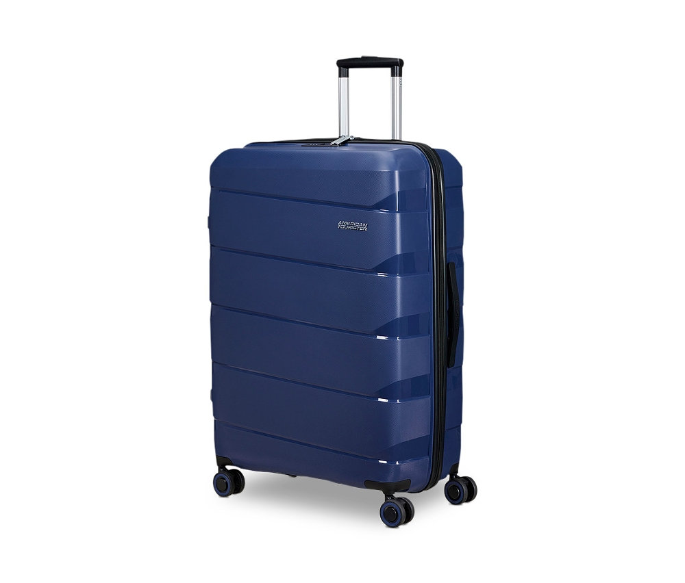 Ein großer, dunkelblauer American Tourister »Air Move« Spinner Koffer auf weißem Hintergrund.