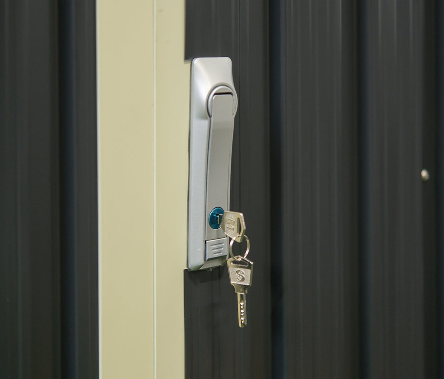 Griff mit Schloss und Schlüsseln an der Tür der Fahrradgarage.