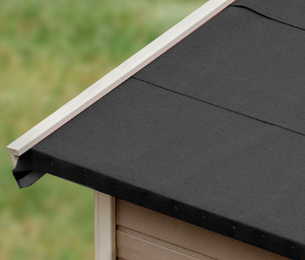 Detailaufnahme des Daches eines Karibu Kinderspielturms.