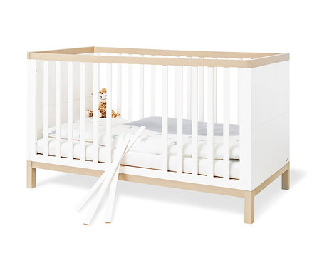 Ein weißes Pinolino Set »Light« Kinderbett mit einem Giraffentier.