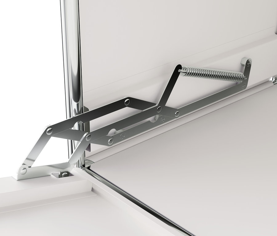 Detailansicht des Klappmechanismus einer schmalen, weißen Kommode Metall »CN3«.