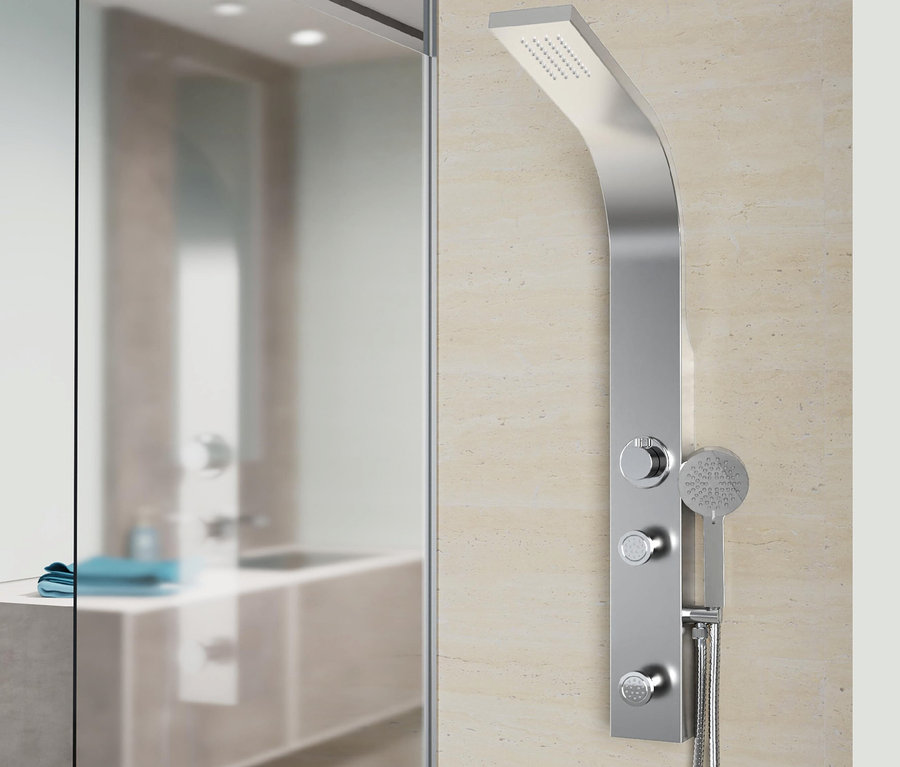 SCHÜTTE Edelstahl-Duschpaneel »Sansibar« an einer beigen Badezimmerwand.