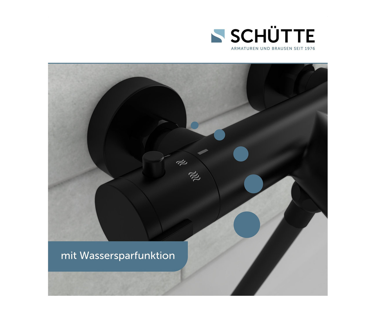 Schwarze Thermostat-Wannenfüllarmatur »London« an einer weißen Wand befestigt.